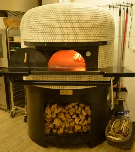 Piec opalany drewnem w pierogarni Złote Jabłko w Poddębicach