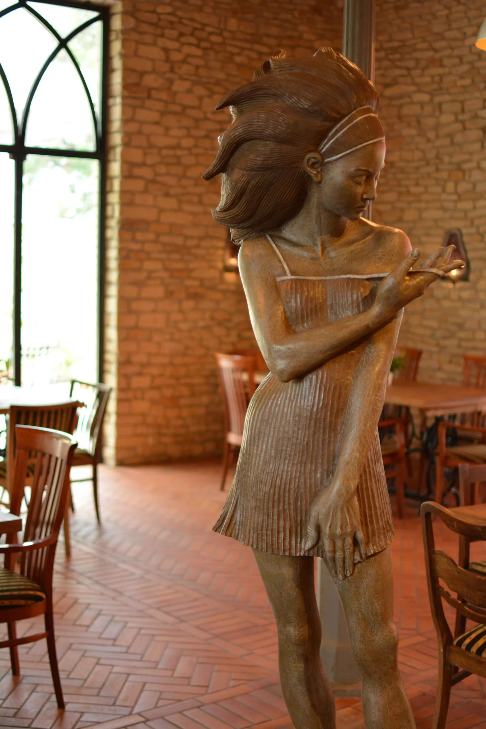 Rzeźba Małgorzaty Chodakowskiej przedstawiająca kobietę w Pierogarni Złote Jabłko w Poddębicach