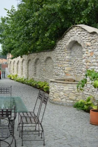 Fontanna przy restauracji z roślinnością