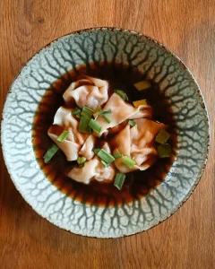 Wonton nadziewane wołowiną i Ramen