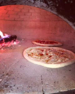 Pizza w piecu opalanym drewnem
